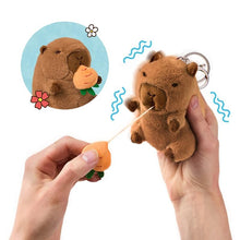 Laden Sie das Bild in den Galerie-Viewer, Aufzieh-Knuddel Capybara mit Frucht Anhänger