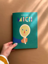 Laden Sie das Bild in den Galerie-Viewer, Buch über mich