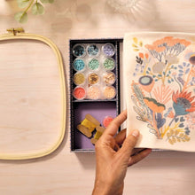 Laden Sie das Bild in den Galerie-Viewer, Atelier 58 "Perlenstickerei Blumen"