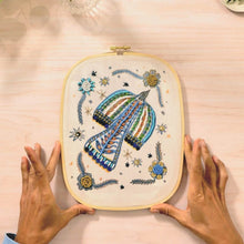 Laden Sie das Bild in den Galerie-Viewer, Atelier 58 "Perlenstickerei Vogel"
