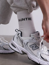 Laden Sie das Bild in den Galerie-Viewer, Auntie Socken