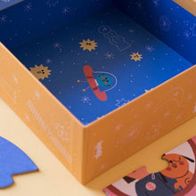 Laden Sie das Bild in den Galerie-Viewer, Valentina in Space Puzzle