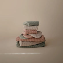 Laden Sie das Bild in den Galerie-Viewer, Chunky Knit Baby Beanie Light Mint