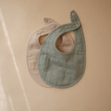 Laden Sie das Bild in den Galerie-Viewer, Muslin Bib Set Roman Green/Fog