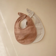 Laden Sie das Bild in den Galerie-Viewer, Muslin Bib Set Tan/Fog