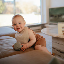 Laden Sie das Bild in den Galerie-Viewer, Muslin Bib Set Tan/Fog