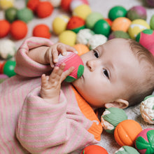 Laden Sie das Bild in den Galerie-Viewer, Baby Sensorik Bälle "Veggie Salad"