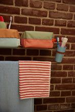 Laden Sie das Bild in den Galerie-Viewer, Kulturbeutel Colourblocking Shark grey coral pink