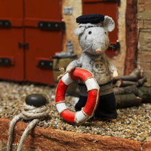 Laden Sie das Bild in den Galerie-Viewer, Kuscheltier Maus "Opa Seemann"