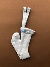 Laden Sie das Bild in den Galerie-Viewer, Teddy Strumpfhose mit Trägern mit Fuß Pearl Grey