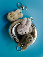 Laden Sie das Bild in den Galerie-Viewer, Miffy Eco Fuzzy Schlüsselanhänger Taupe