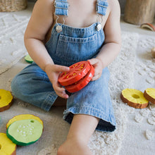 Laden Sie das Bild in den Galerie-Viewer, Zahnungshilfe Tomate "Renato the Tomato"
